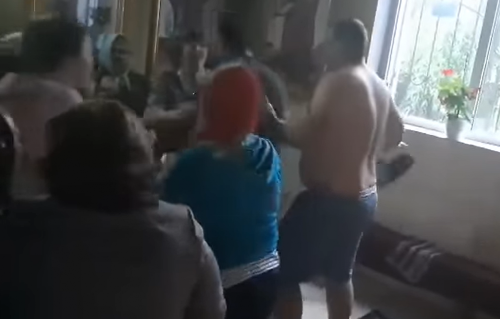 VIDEO // Strigăte și haine rupte la o biserică din Ialoveni. Preotul a fost scos cu forța din lăcașul sfânt